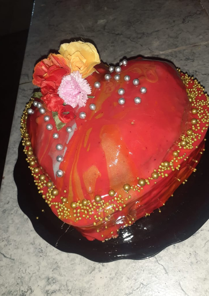 Una foto de Torta helada con glaseado espejo marmoleado