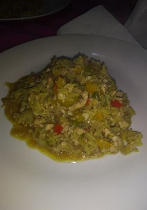 Una foto de Chow mein de pollo