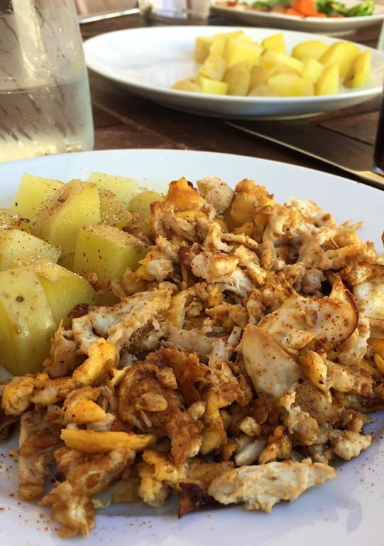 Una foto de Revuelto de huevo con pollo asado