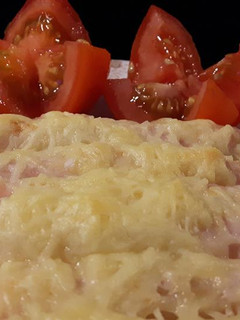 Una foto de Espárragos gratinados con jamón de pavo