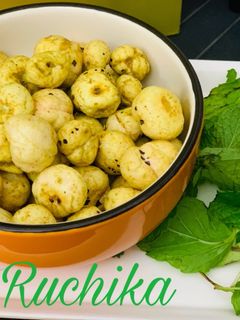 सूखा पुदीना फ़्लेवर मखाना (Sukha pudina flavour,makhana recipe in Hindi) रेसिपी मुख्य फोटो