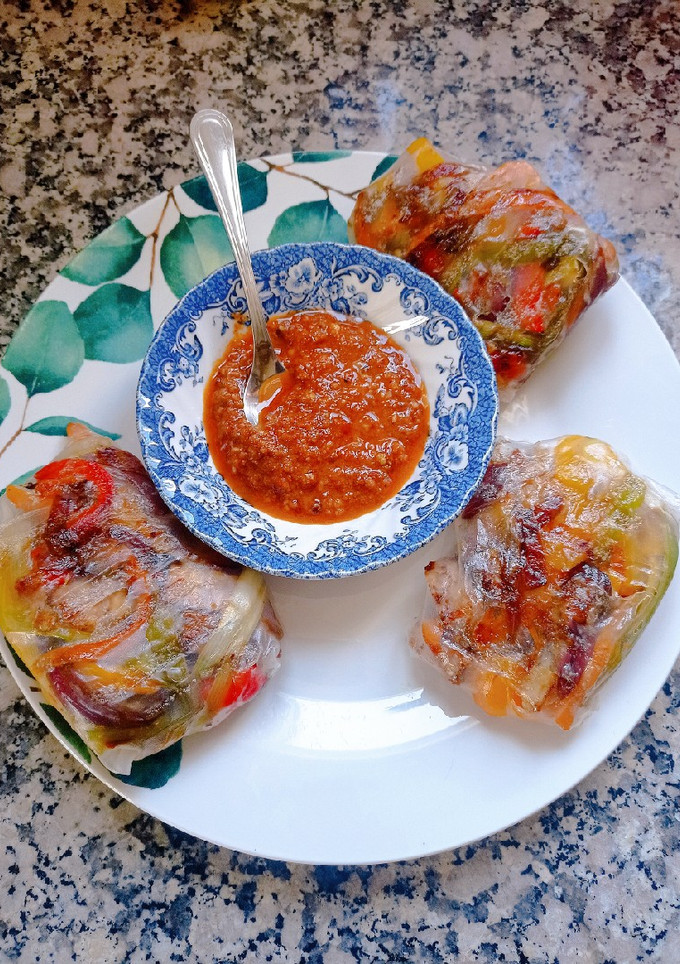 Una foto de Obleas de arroz rellenas 🌯 de verduras con mojo picón 🌶️🌶️🌶️