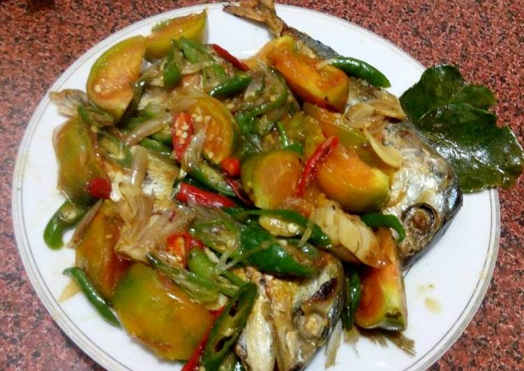 Sambel cabe ijo ikan peda