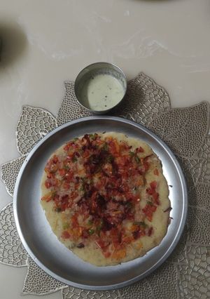 दही सूजी उत्तपम रेसिपी मुख्य फोटो