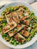 Riso integrale con verdure di primavera e tofu croccante