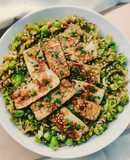 Riso integrale con verdure di primavera e tofu croccante