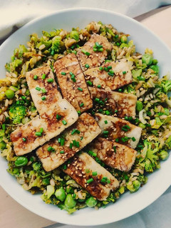 Foto di Riso integrale con verdure di primavera e tofu croccante