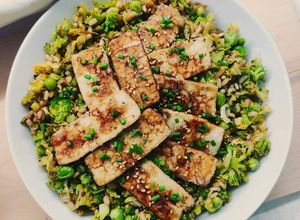Foto di Riso integrale con verdure di primavera e tofu croccante