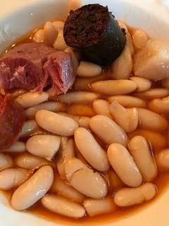Una foto de Fabada asturiana