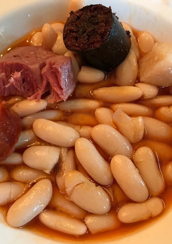 Una foto de Fabada asturiana