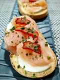 Montadito de salmón ahumado con huevo cocido y hueva de maruca