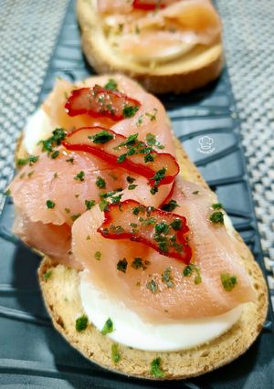 Una foto de Montadito de salmón ahumado con huevo cocido y hueva de maruca