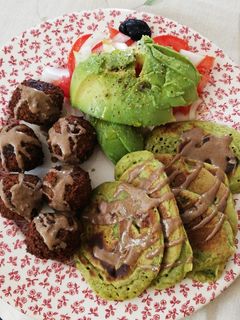 Una foto de Tortitas de kale y falafel con ensalada