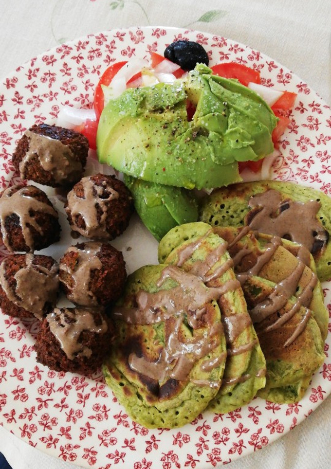 Una foto de Tortitas de kale y falafel con ensalada