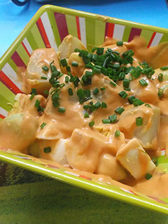 Una foto de Ensalada de patata y huevo cocido con salsa rosa