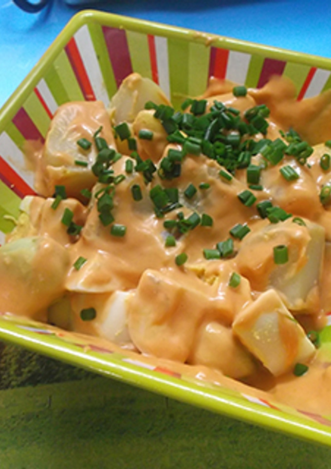 Una foto de Ensalada de patata y huevo cocido con salsa rosa