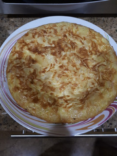 Una foto de Tortilla de patatas tradicional con cebolla