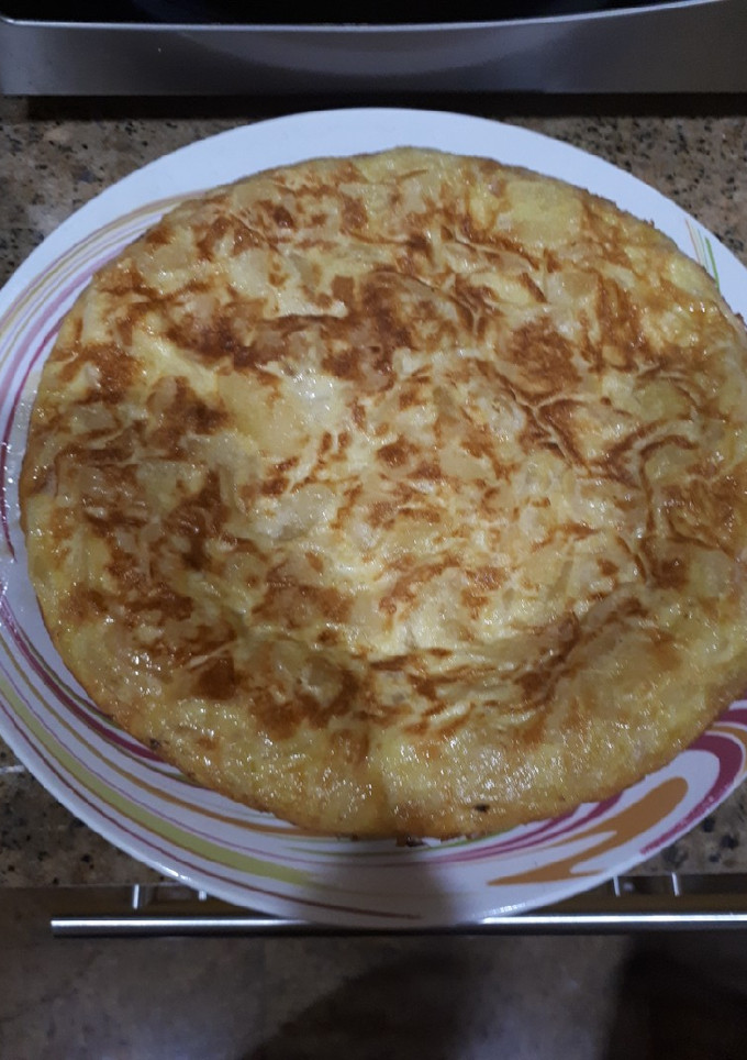 Una foto de Tortilla de patatas tradicional con cebolla
