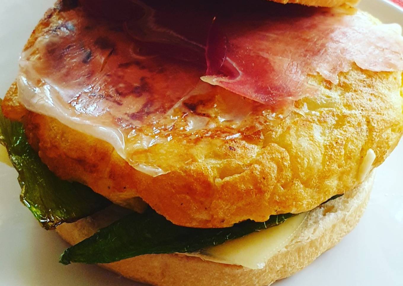 Tortilla burger con ajo y pimiento frito (burger a la española)