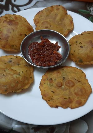 આલૂ પૂરી (aloo puri recipe in Gujarati) રેસીપી મુખ્ય ફોટો