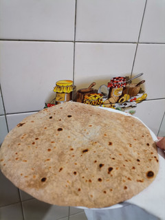 A picture of Gol chapati💜.