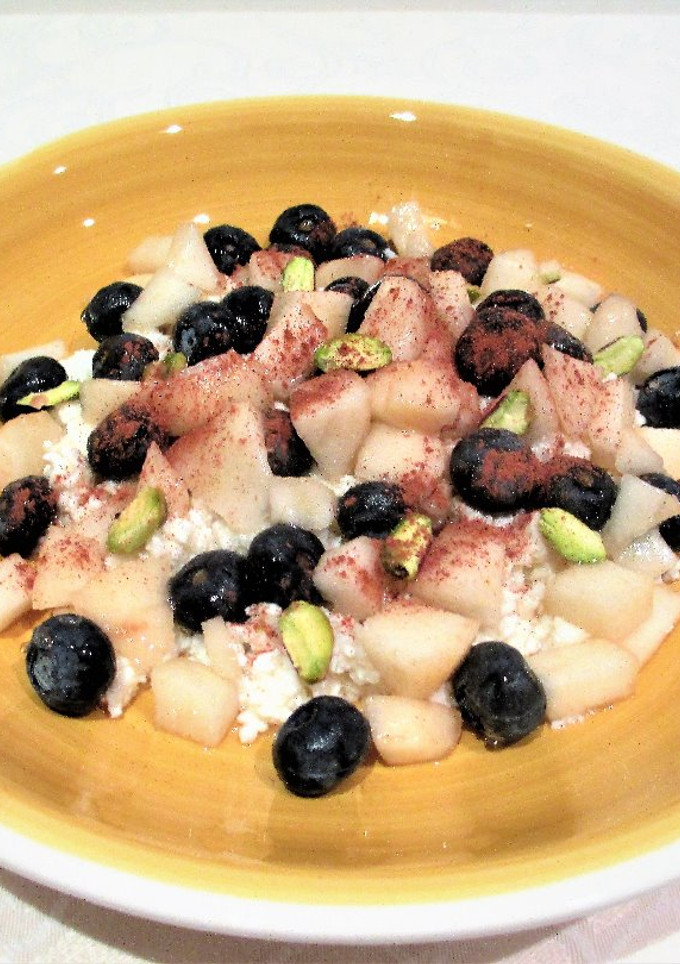 Una foto de Requesón y fruta a la canela para el desayuno