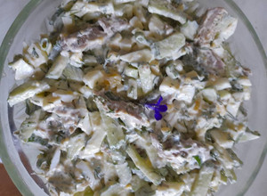 Фото Салат с языком, огурцами и яйцами.