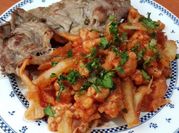 Una foto de carne en mantequilla de romero
