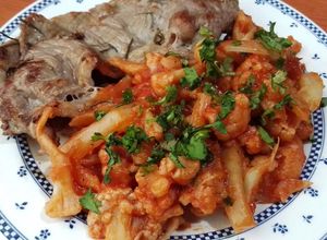 Una foto de Coliflor entomatada y Milanesa de Res con Romero
