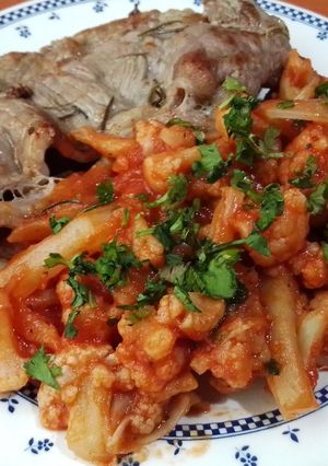 Una foto de Coliflor entomatada y Milanesa de Res con Romero