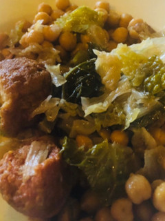 Foto de Bacalhau com broa, grão e couves
