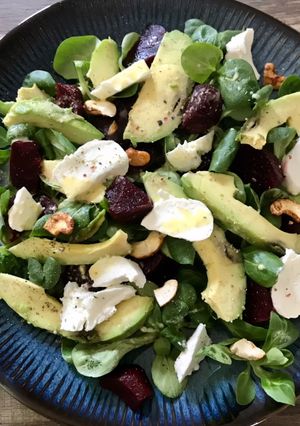 Une photo de Salade de betteraves-mache-avocat-chèvre