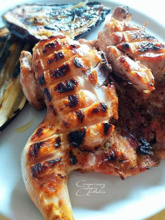 Una foto de Pollo abierto y berenjenas a las brasas con chimichurri
