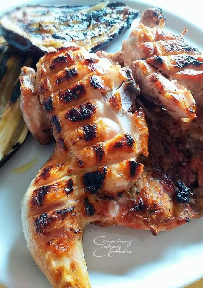 Una foto de Pollo abierto y berenjenas a las brasas con chimichurri