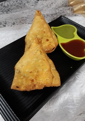 A picture of Kolkata style Singara(matar cauliflower samosa).