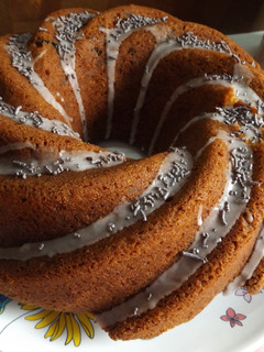 Foto principal de Pastel bizcochado exquisito con frutas escarchadas y nueces para mamá