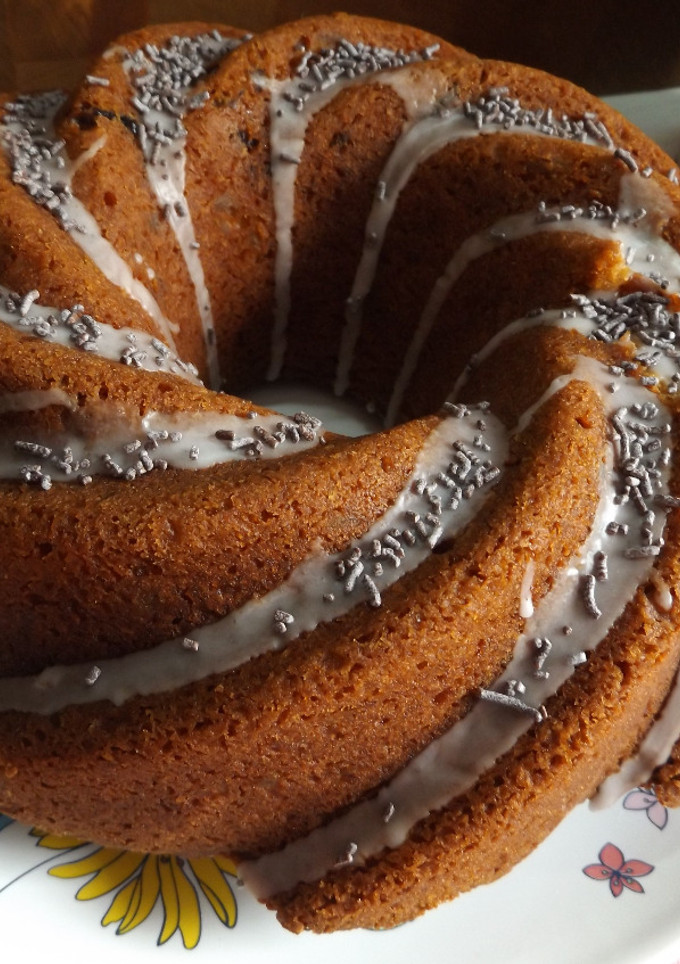 Una foto de Pastel bizcochado exquisito con frutas escarchadas y nueces para mamá