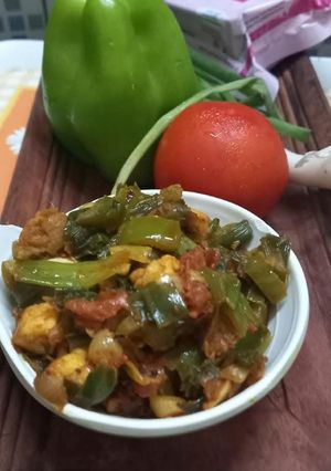 A picture of Spring onion potato curry.