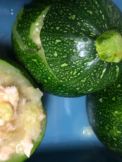 Una foto de Calabacines rellenos de atún y queso parmigiano