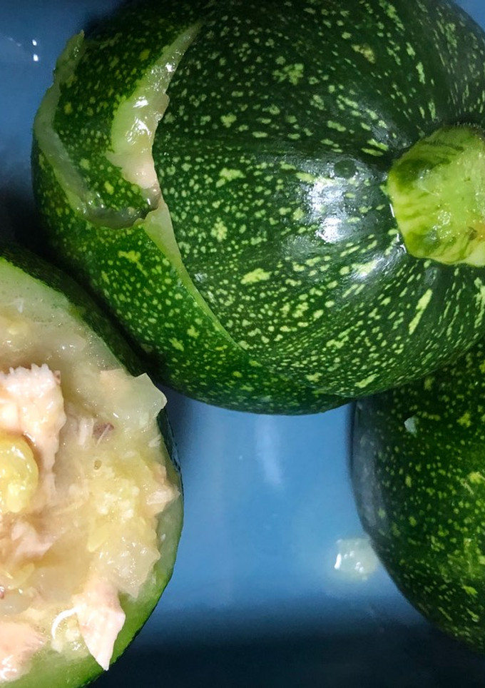 Una foto de Calabacines rellenos de atún y queso parmigiano