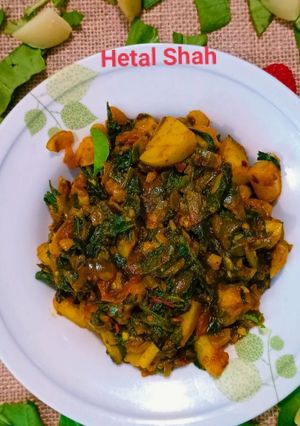 આલુ પાલક (Aloo Palak Recipe In Gujarati) રેસીપી મુખ્ય ફોટો