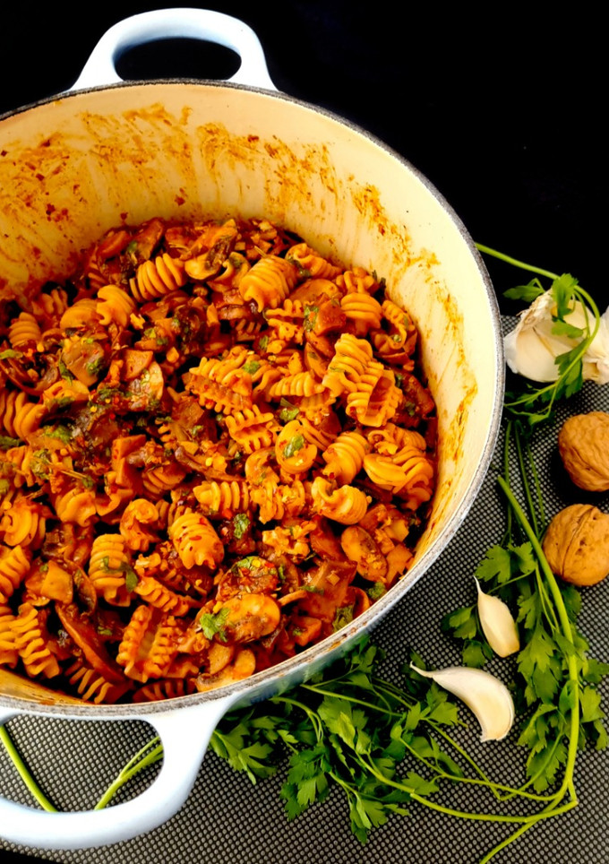 Una foto de Pasta con ajo y setas {con mucho sabor umami}