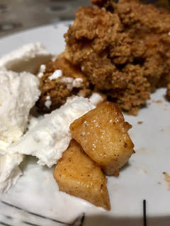 Una foto de Crumble de manzana vegano