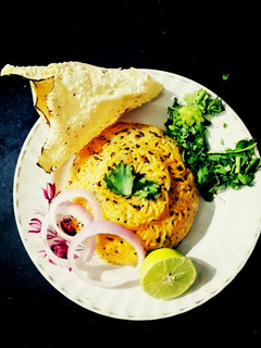 વઘારેલા ભાત (Vagharela Bhat Recipe In Gujarati) રેસીપી મુખ્ય ફોટો