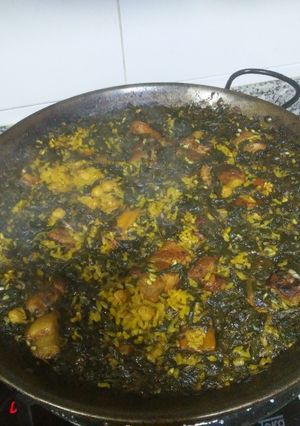 Foto principal de Paella de espinacas, garbanzos y costillas