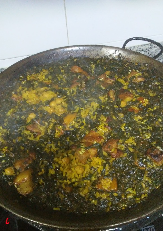 Una foto de Paella de espinacas, garbanzos y costillas