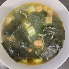 海帶芽鮭魚豆腐小魚乾湯（家常好湯）（清冰箱料理）-レシピのメイン写真