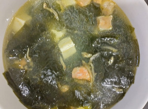 海帶芽鮭魚豆腐小魚乾湯（家常好湯）（清冰箱料理） 的食譜成品照片