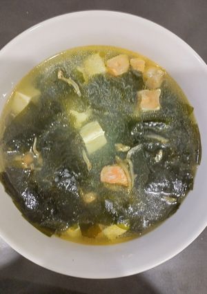 海帶芽鮭魚豆腐小魚乾湯（家常好湯）（清冰箱料理） 的食譜成品照片