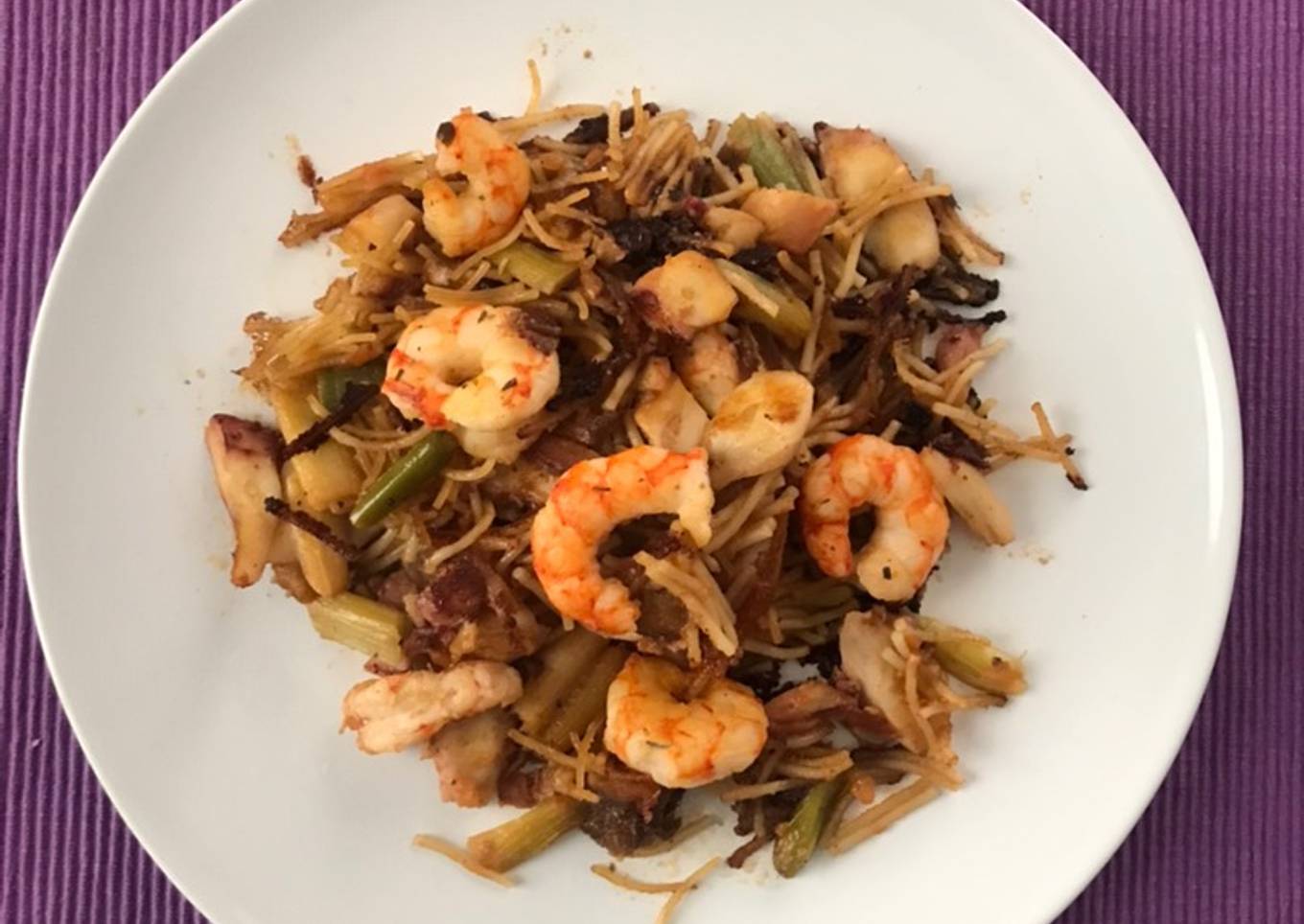 Fideuà de potón, gambones, ajos tiernos y dátiles medjol